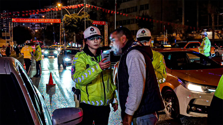 Adana'da trafik polisleri denetim yaptı; 60 sürücü ceza yedi