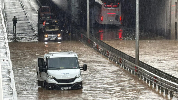 Alanya'da sağanak sonrası alt geçitte mahsur kalan 8 kişi kurtarıldı