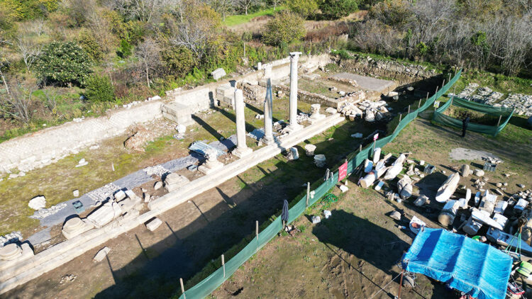 Amastris Antik Kenti'nde Roma dönemine ait sütunlar yerlerine yerleştiriliyor