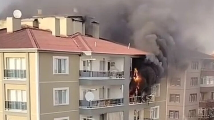 Ankara'da bir apartman dairesinde çıkan yangın endişe yarattı