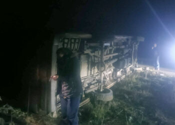 Nallıhan'da işçileri taşıyan servis minibüsü devrildi