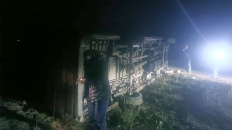 Nallıhan'da işçileri taşıyan servis minibüsü devrildi