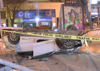 Otomobil, motosiklete ve sinyalizasyon direğine çarpıp takla attı; 4 yaralı