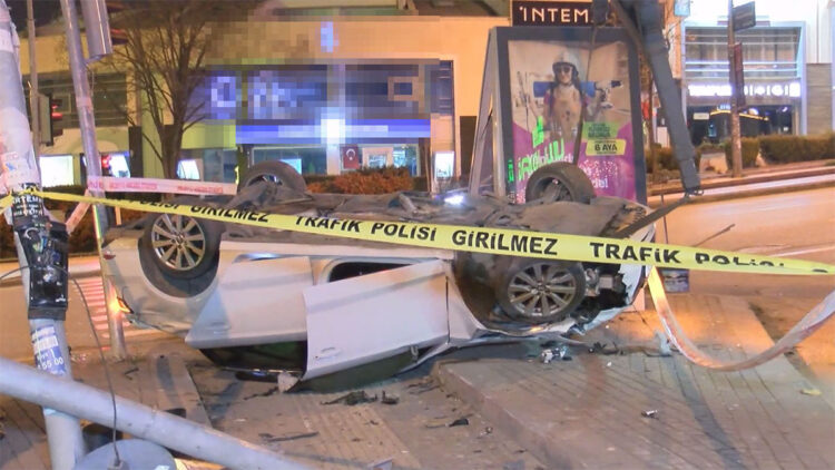 Otomobil, motosiklete ve sinyalizasyon direğine çarpıp takla attı; 4 yaralı