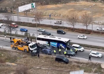 Ankara'da vinç 13 araca çarptı; 5 yaralı