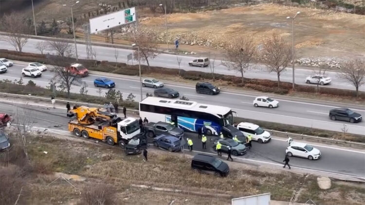 Ankara'da vinç 13 araca çarptı; 5 yaralı