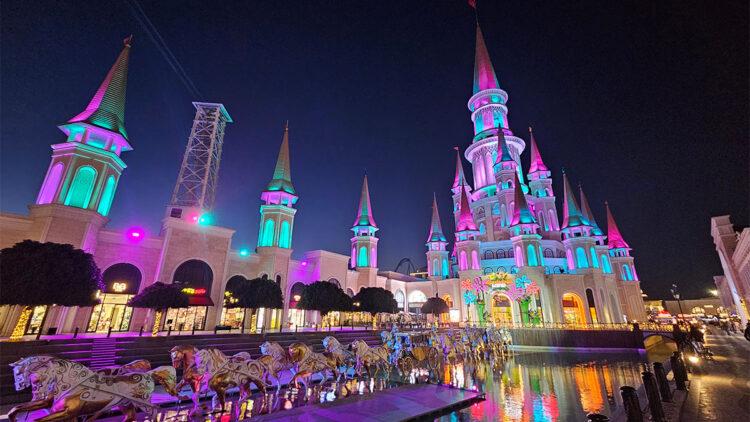 Oteller Noel ve yılbaşı figürleriyle süslenip ışıklandırıldı