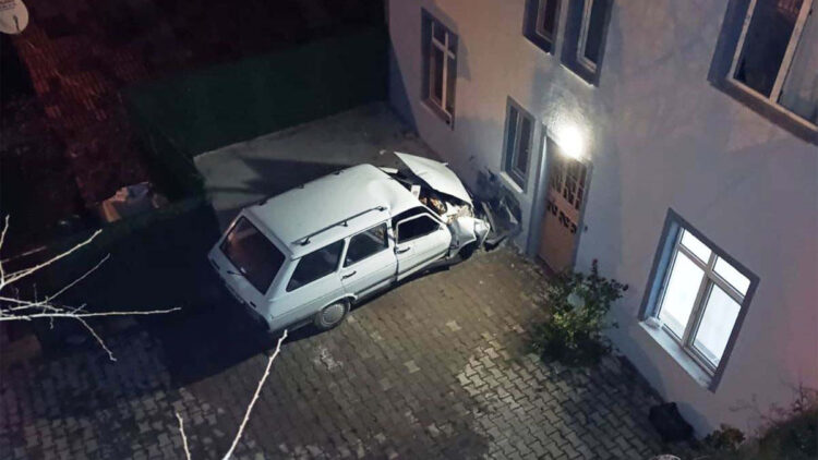 Otomobil apartman duvarına çarptı; sürücü yaralandı, eşi öldü