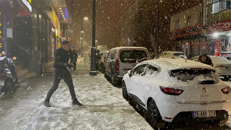 Ardahan'a lapa lapa kar yağdı