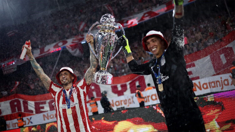 Arjantin futbolunun şampiyonları kozlarını paylaşıyor