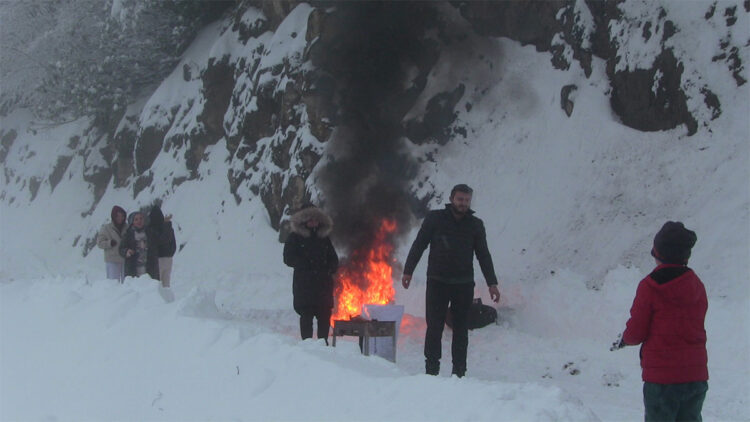 Artvin'de kar nedeniyle araçlar yolda kaldı, sürücüler ateş yakıp ısındı