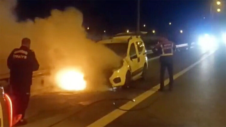 Aydın’da hafif ticari araçta çıkan yangın söndürüldü