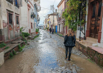 Ayvalık'ta sağanak yağmur cadde ve sokakları göle çevirdi