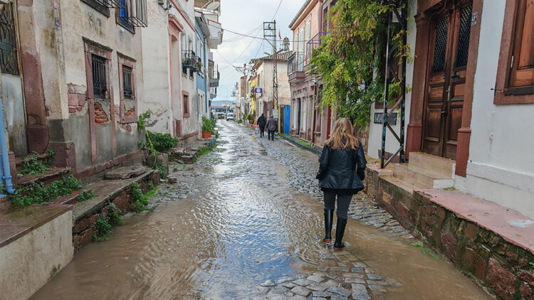 Ayvalık'ta sağanak yağmur cadde ve sokakları göle çevirdi