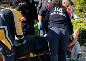 Adliye önünde boşanma aşamasındaki eşini bıçakladı