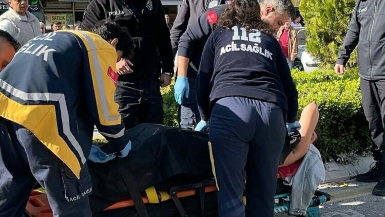 Adliye önünde boşanma aşamasındaki eşini bıçakladı