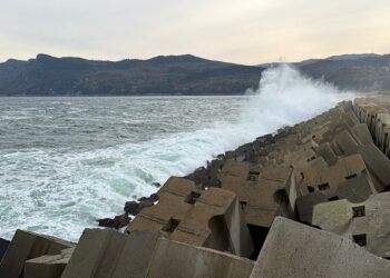 Amasra'da kuvvetli rüzgar; dalga boyu 3 metreyi buldu
