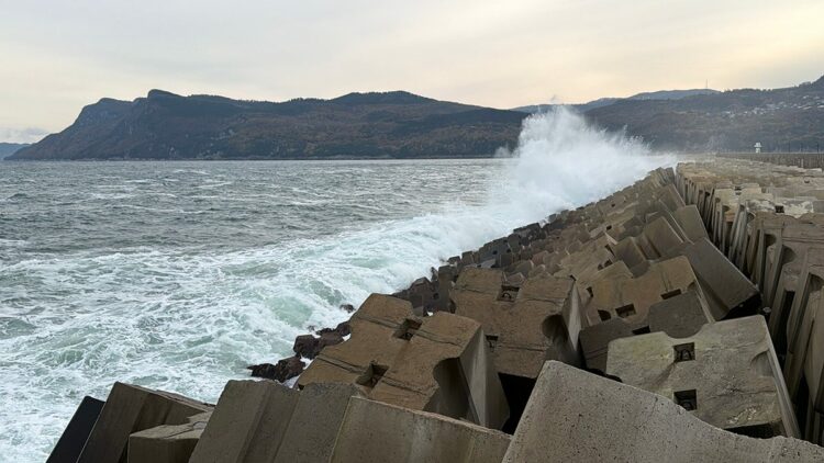 Amasra'da kuvvetli rüzgar; dalga boyu 3 metreyi buldu