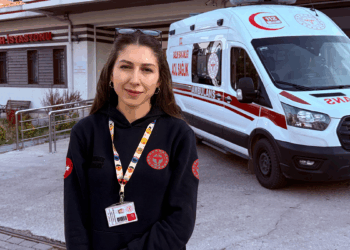 Ambulans şoförü Müzeyyen, hayat kurtarmak için saniyelerle yarışıyor