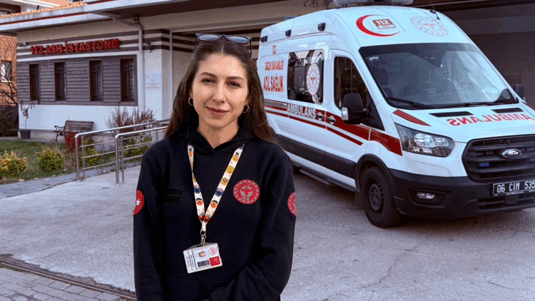 Ambulans şoförü Müzeyyen, hayat kurtarmak için saniyelerle yarışıyor
