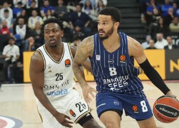Anadolu Efes, Dubai Basketbol'a 80-76 mağlup oldu
