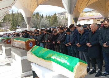 Ankara'daki kazada ölen aynı aileden 3 kişi, son yolculuklarına uğurlandı