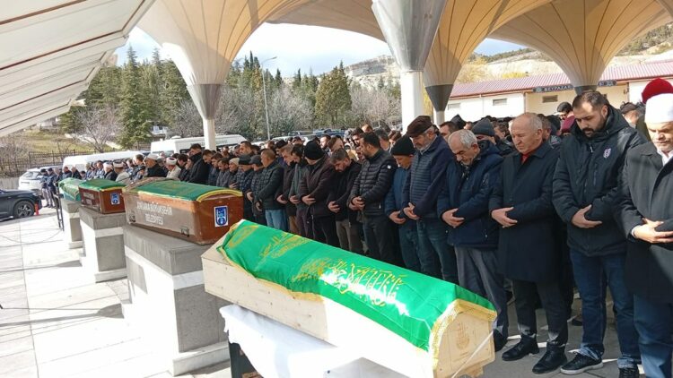 Ankara'daki kazada ölen aynı aileden 3 kişi, son yolculuklarına uğurlandı