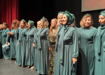'Anneler Korosu' çocukları için konser verdi