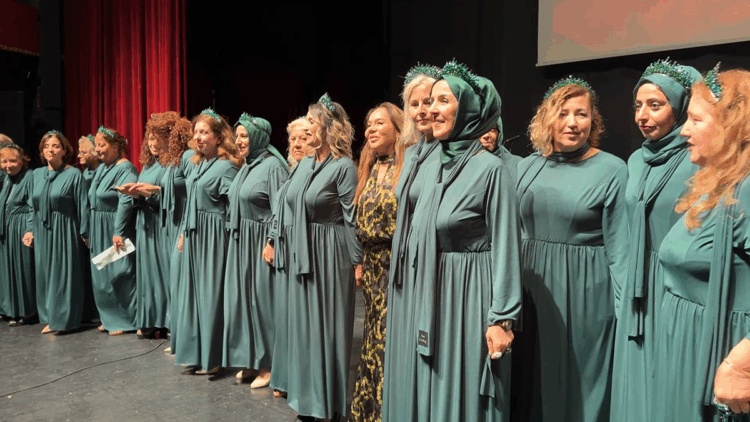 'Anneler Korosu' çocukları için konser verdi