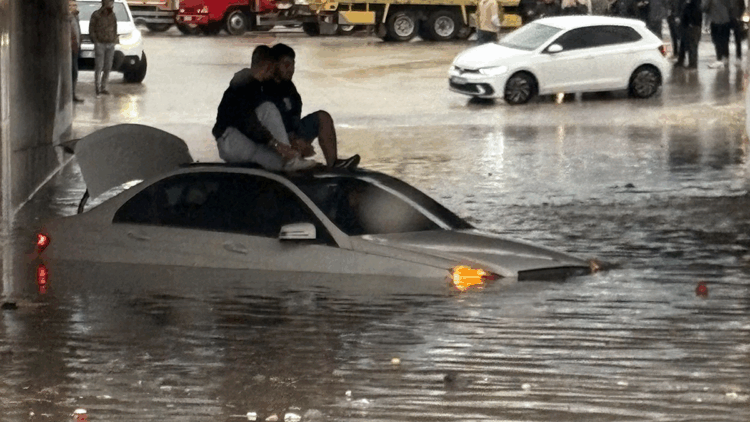 Antalya ve ilçelerinde sağanak etkili oldu
