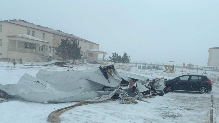 Ardahan'da kar ve tipi: Ilgar Geçidi ulaşıma kapandı