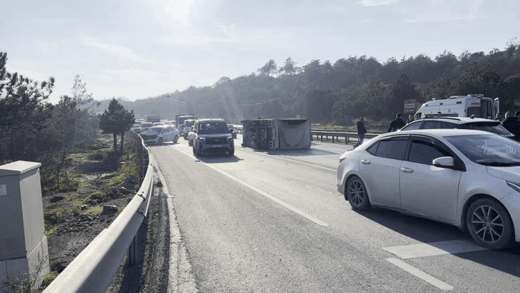 Arnavutköy yolunda zincirleme kaza: Kamyonet devrildi