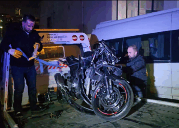 Ataşehir'de motosiklet ile yolcu servisi çarpıştı: 2'si ağır 3 yaralı