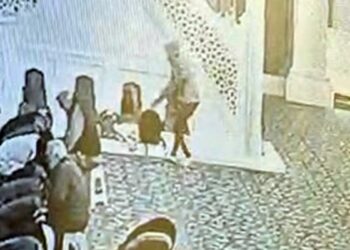 Avcılar'da camide namaz kılanların çantalarını çalan şüpheli kamerada