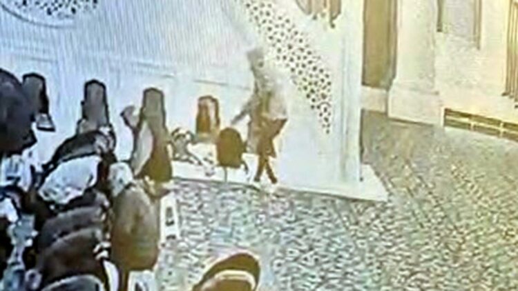 Avcılar'da camide namaz kılanların çantalarını çalan şüpheli kamerada