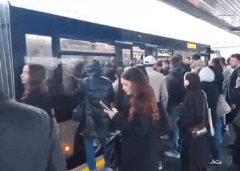 Avcılar'da metrobüs arızalandı; duraklarda yoğunluk oluştu