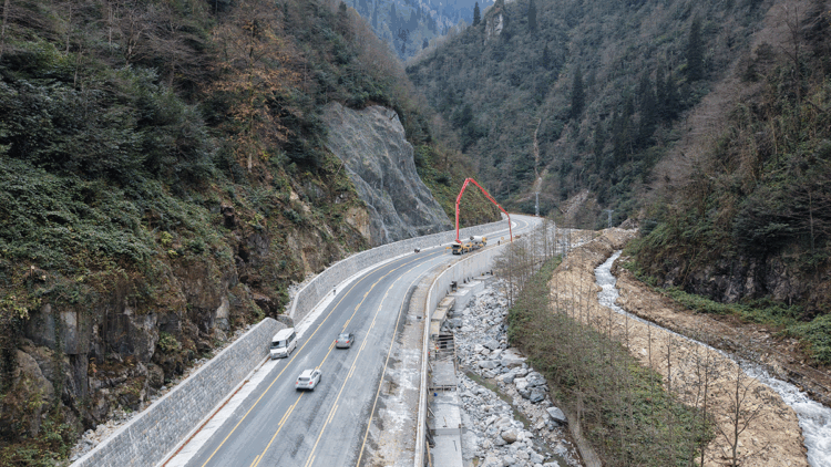 Ayder'de kaya riskine karşı çelik örgülü önlem