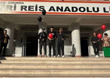 Aynı dönemde kansere yakalanan öğrenciler okullarında balonlarla karşılandı
