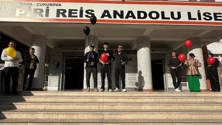 Aynı dönemde kansere yakalanan öğrenciler okullarında balonlarla karşılandı
