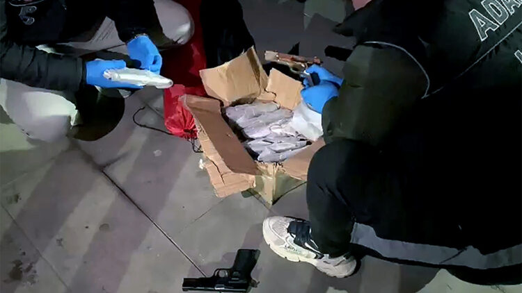 Adana’da suç örgütlerine satılacak 53 ruhsatsız tabanca ele geçirildi