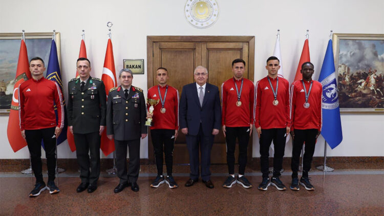 Bakan Güler, TSK Spor Gücü Kır Koşusu Takımını kabul etti