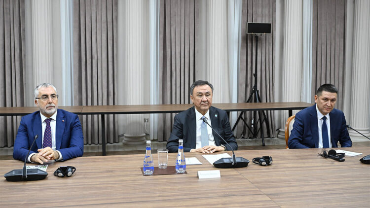 Vedat Işıkhan Azerbaycan Başbakanı Ali Asadov ile görüştü