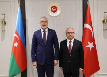 Bakan Işıkhan, Türkiye'nin Bakü Büyükelçiliği'ni ziyaret etti