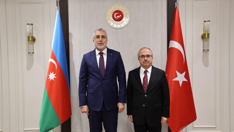 Bakan Işıkhan, Türkiye'nin Bakü Büyükelçiliği'ni ziyaret etti