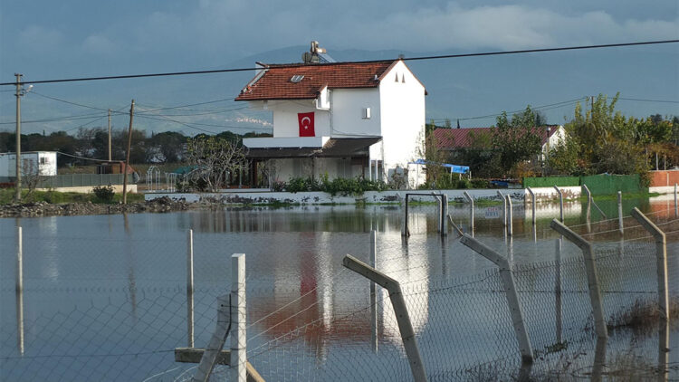 Balıkesir’de sağanak yağmur etkili oldu; yollar göle döndü, yazlıkları su bastı