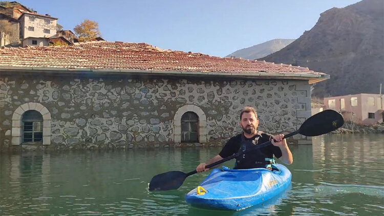 Baraj sularına gömülen camiye kanoyla ziyaret