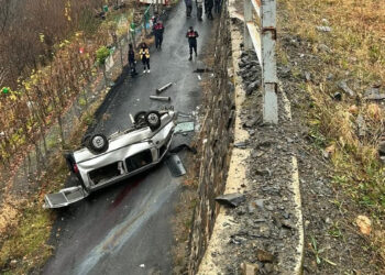 Bariyeri aşıp alt yola düşen hafif ticari araçtaki 3 kişi öldü