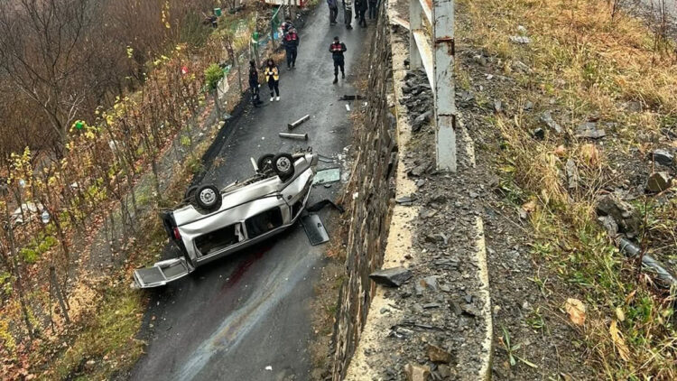Bariyeri aşıp alt yola düşen hafif ticari araçtaki 3 kişi öldü