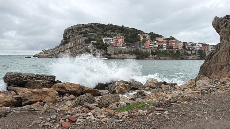 Bartın'da fırtına; dalga boyu 3 metreye ulaştı