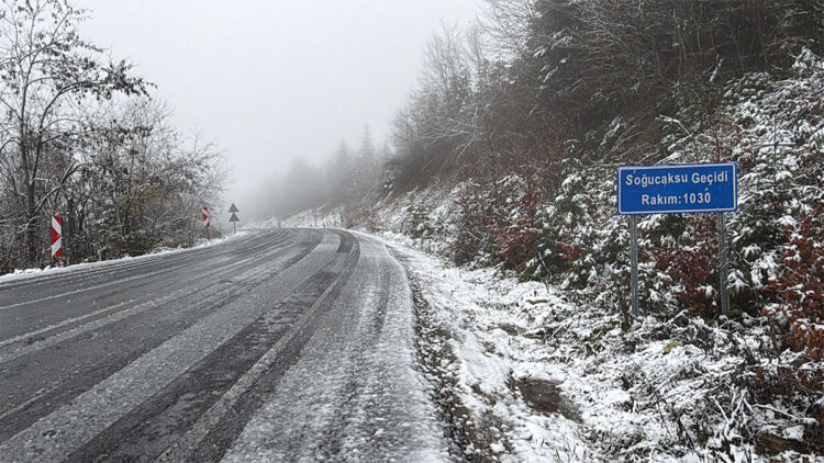 Bartın'ın yüksek kesimlerinde kar yağışı; kar kalınlığı 5 santime ulaştı